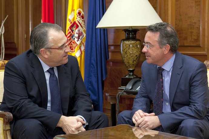 Enrique Maya Junto A Luis López, De La Fundación Juan Bonal