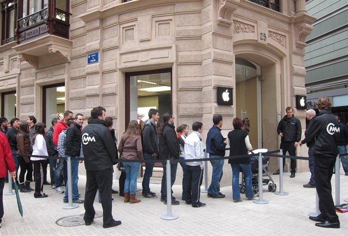 Gente Haciendo Cola Para Entrar En Apple