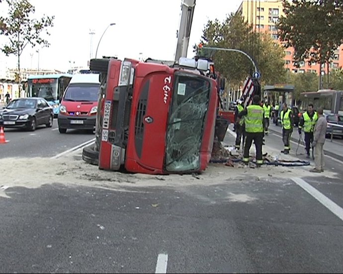 Camión Volcado En La Gran Via De Barcelona