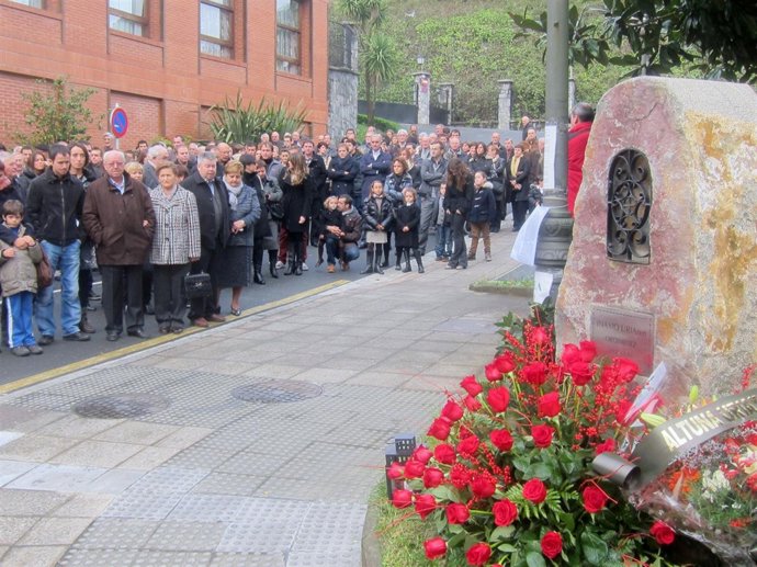 Concentración En Memoria De Inaxio Uria.