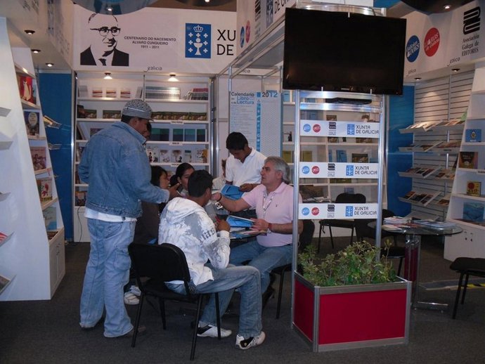 Francisco López En El Stand De La Xunta En La Feria Del Libro De Guadalajara