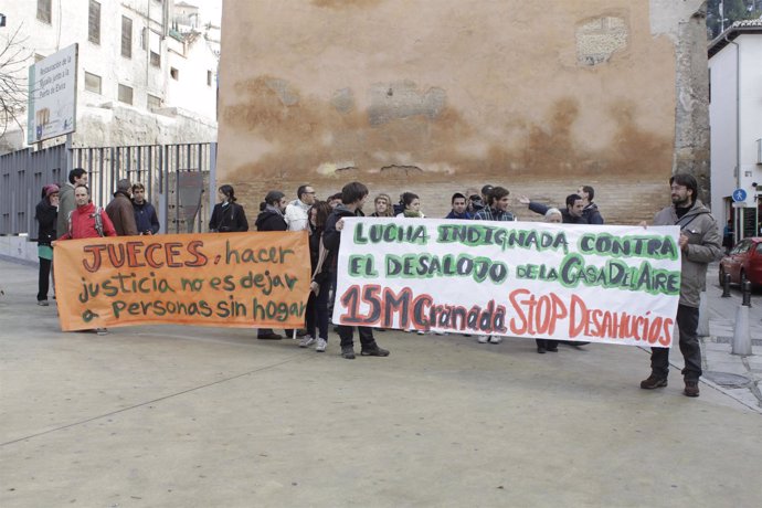 Miembros Del 15-M Protestan En Granada Por Los Desahucios