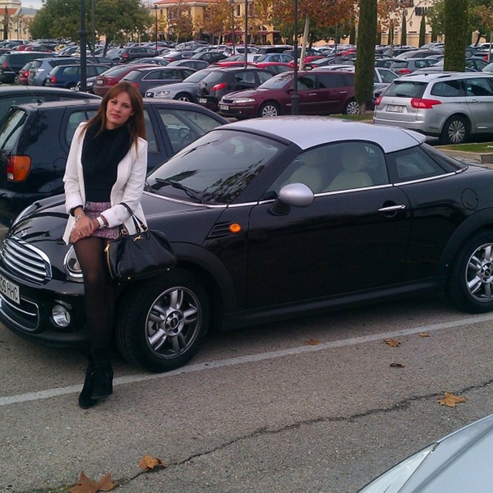 Jessica Bueno Junto A Uin Coche