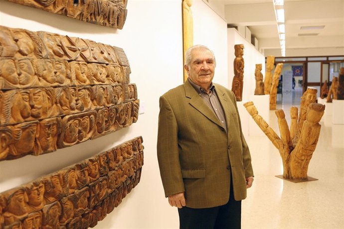 José Urdín Posa Delante De Una De Sus Esculturas