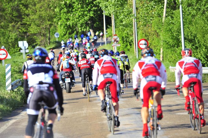 Ciclistas participando en la prueba en Daroca, en Aragón