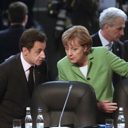 Sarkozy y Merkel en la cumbre de la Otan en Bucarest