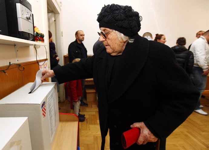 Gente Votando En Las Elecciones Legislativas En Croacia