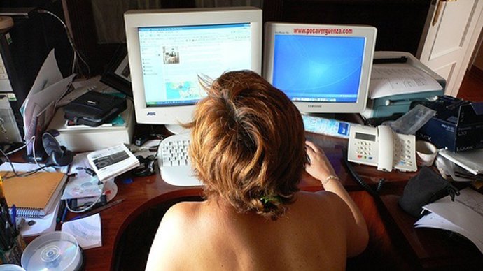 Imagen De Persona Con El Ordenador