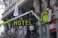 Comerciantes de Carretas, a la espera de la reapertura, dicen que los 'okupas' del Hotel Madrid no han dado problemas