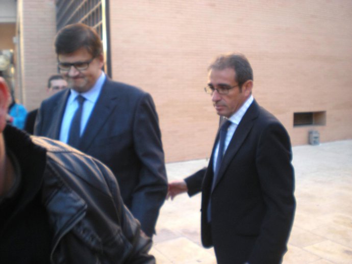 Pepe Candel Y Su Abogado, A La Salida Del Luzgado