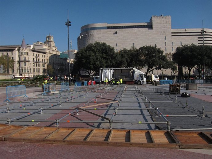 Instalación De La Pista De Hielo De Plaza De Catalunya