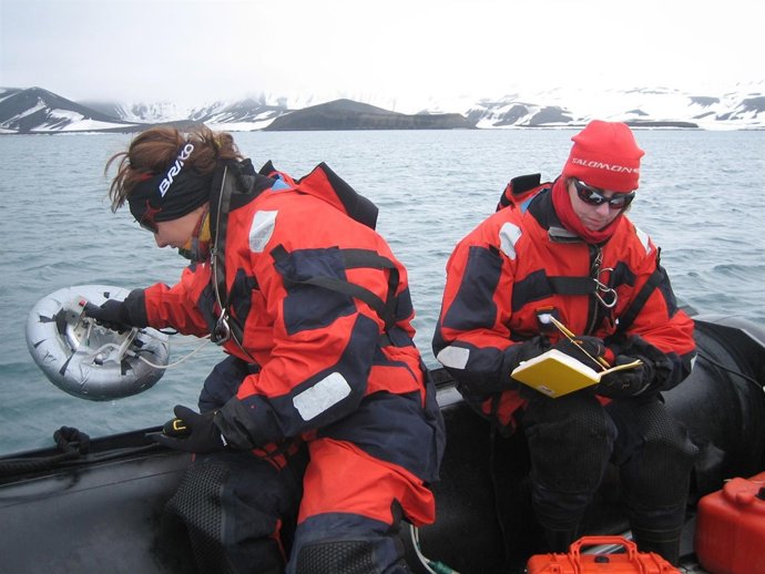 Gladys Melián (ITER) Y Dácil Nolasco (ITER) Realizando Medidas De Flujo Difuso D
