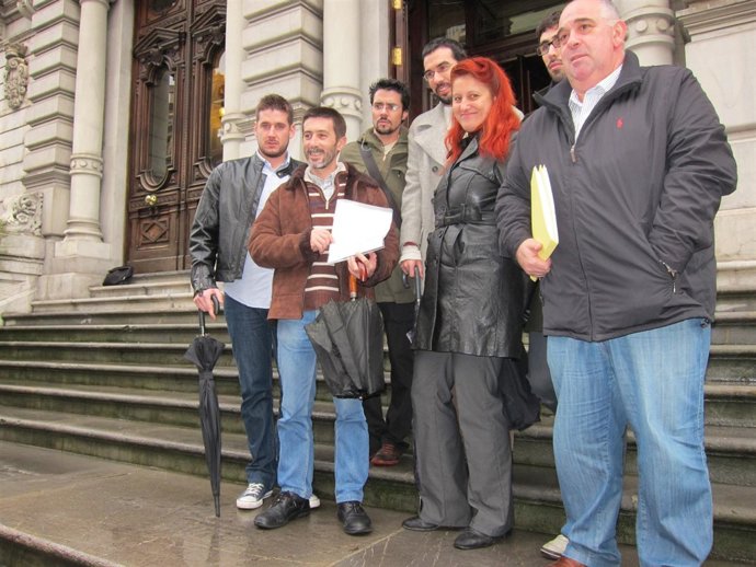 Integrantes  De La Plataforma De Apoyo Al Niemeyer, A La Entrada De La Junta.