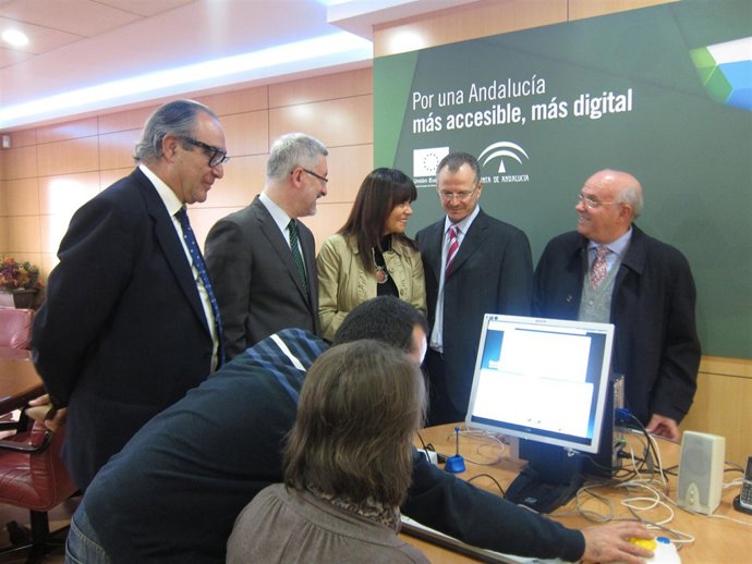 Los Consejeros Antonio Ávila Y Micaela Navarro Presentando La Orden De Ayudas