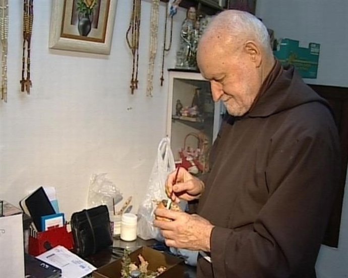 Fray Conrado Trabajando En Uno De Sus Belenes