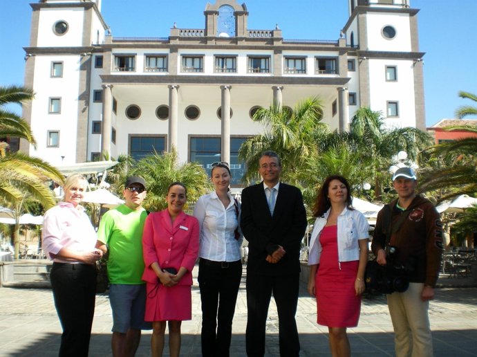 El Equipo De La Televisión Rusa Junto A Miembros Del Hotel