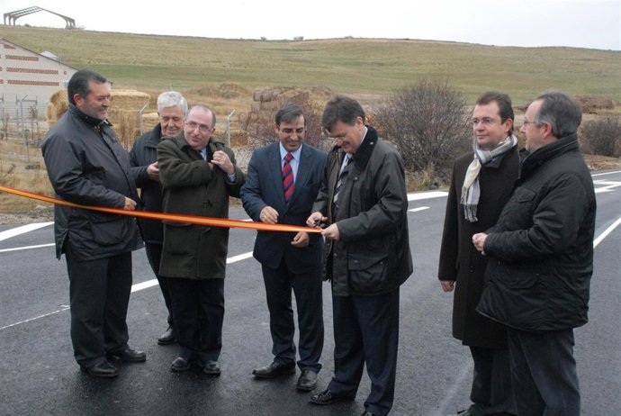 Las Autoridades Inauguran La Nueva Carretera