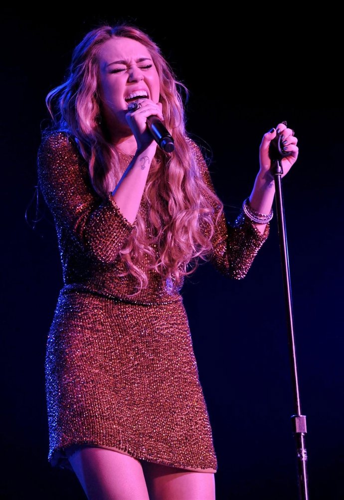 Miley Cyrus Cantando En Un Escenario