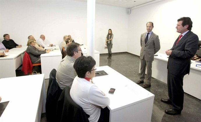 Durante Una Visita De José Císcar A La VIU
