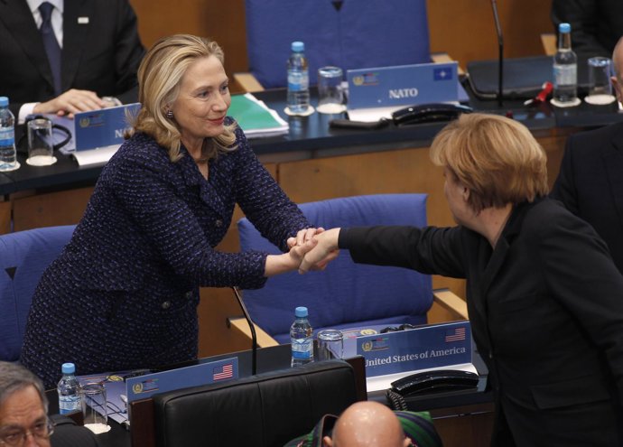 Hillary Clinton, Secretaria De Estado De EEUU, Y Angela Merkel, Canciller