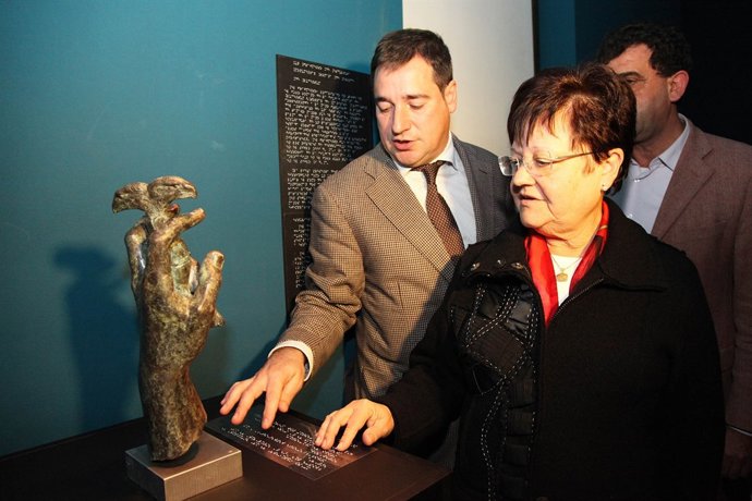 Luisa Pastor Y Miguel Bañusl Con La Réplica