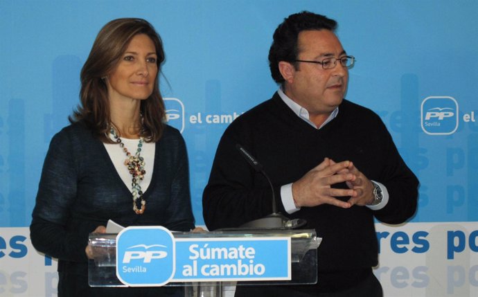 La Diputada Del PP Alicia Martínez Y El Portavoz Del PP Nazareno, Manuel Alcocer