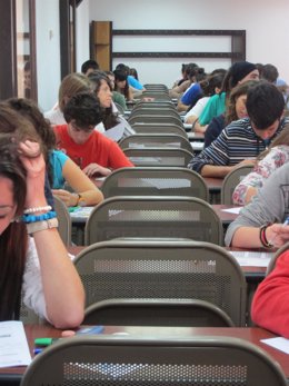 Alumnos Realizando Exámenes De Selectividad En Las  Aulas De La UCLM