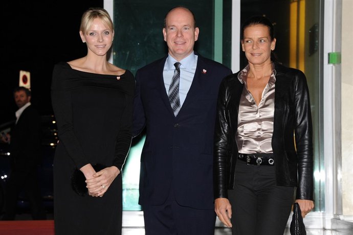 Posado De Charlene De Mónaco Junto Con Alberto Y Estefanía 