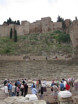 Turistas Pasean Por El Teatro Romano Y Alcazaba De Málaga