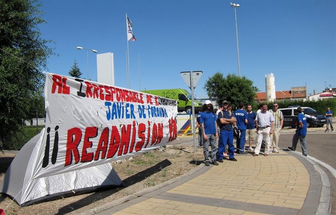 Despedidos De Iveco Inician Una Acampada A La Puerta De La Fábrica De Valladolid
