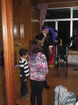 El Mago Diego Cathan Hace Trucos De Magia Con Los Asistentes