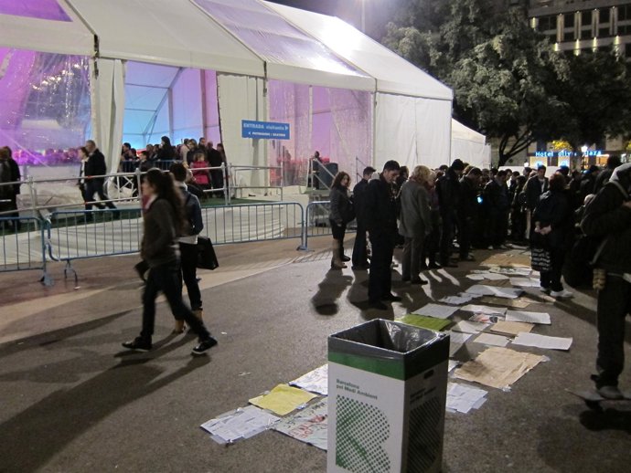 Indignados En Plaza Catalunya Con La Pista De Hielo