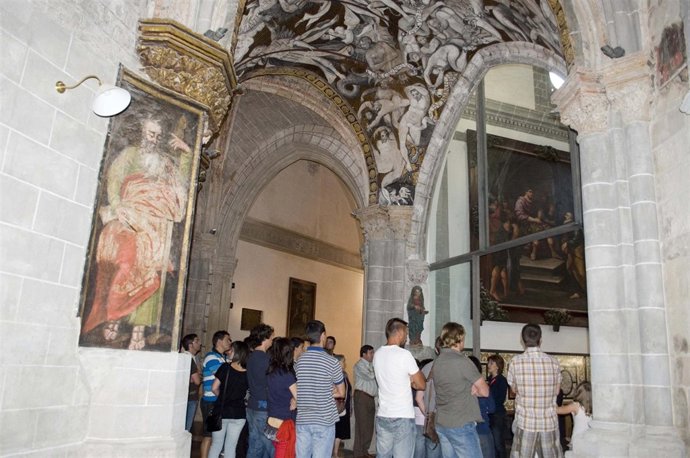 Grupo De Visitantes En La Catedral De Tarazona