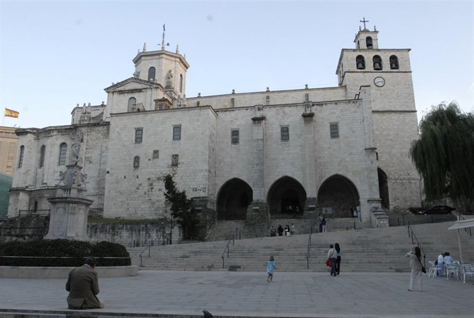 Imagen de la Catedral y el monumento de la Asunción