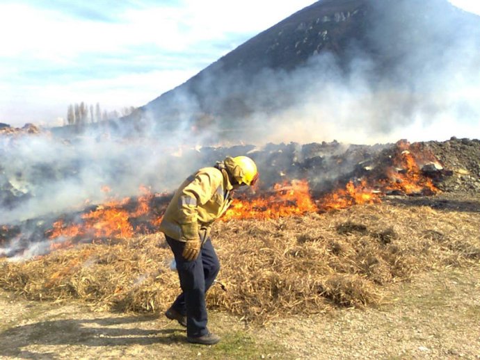 Un Bombero En Las Prácticas Sobre El Comportamiento Del Fuego Que Tienen Lugar E