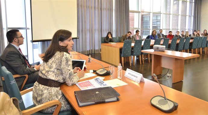 Gema Igual En Una Conferencia 