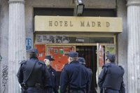 Dos agentes custodian el Hotel Madrid más de 24 horas después del desalojo para evitar su 'reokupación'