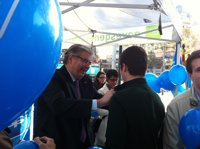 Las juventudes del PP catalán reparten ejemplares de la Carta Magna