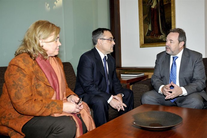 05-12-11 Reunion Labrador Presidente Consejo Gral Abogacia CLM D Jose Luis Valle