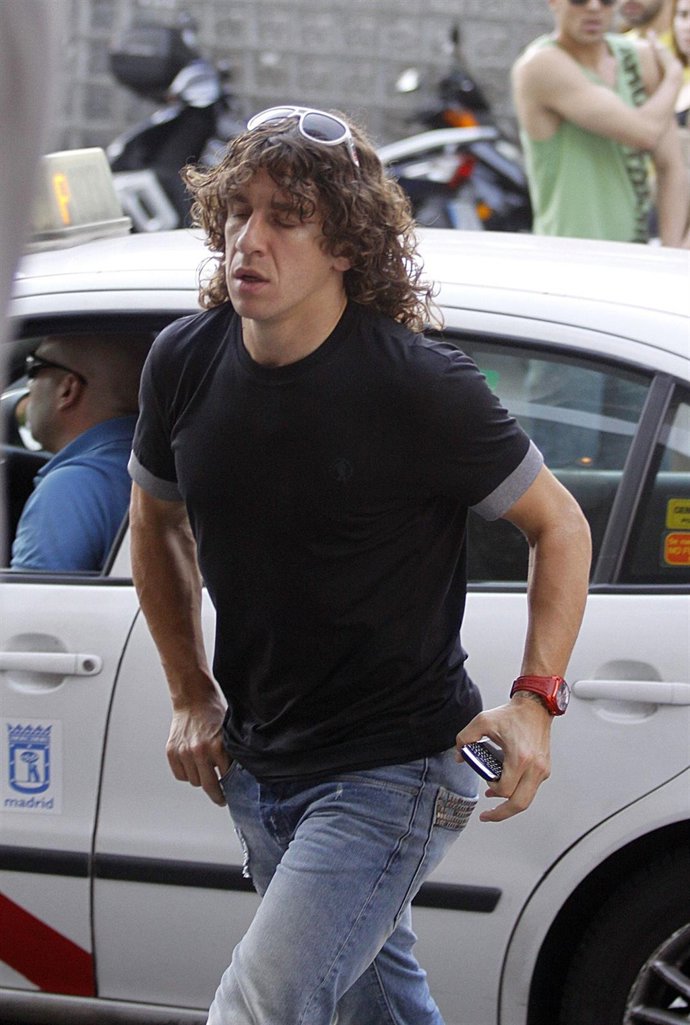 Carles Puyol Saliendo De Un Taxi 