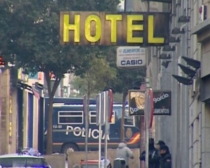 Desalojan a un centenar de 'okupas' del Hotel Madrid