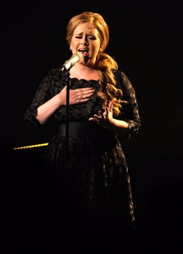 Adele Cantando