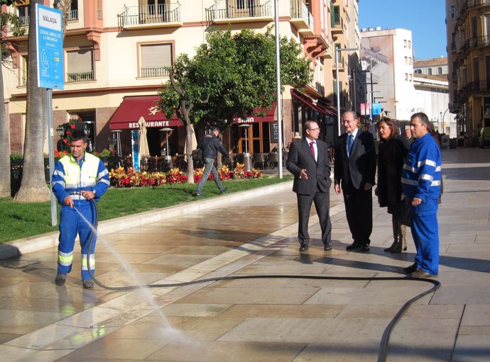 El Alcalde De Málaga Asiste Al Inicio De Un Sistema De Baldeo En Alcazabilla