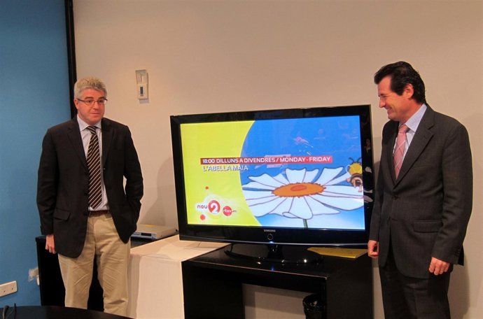 López Jaraba Y Císcar Viendo 'La Abeja Maya' En Inglés Subtitulada En Valenciano