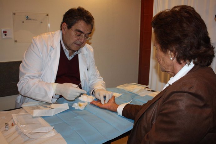 El Doctor Miguel Cuadros Aplica Un Tratamiento Contra La Enfermedad De Dupuytren