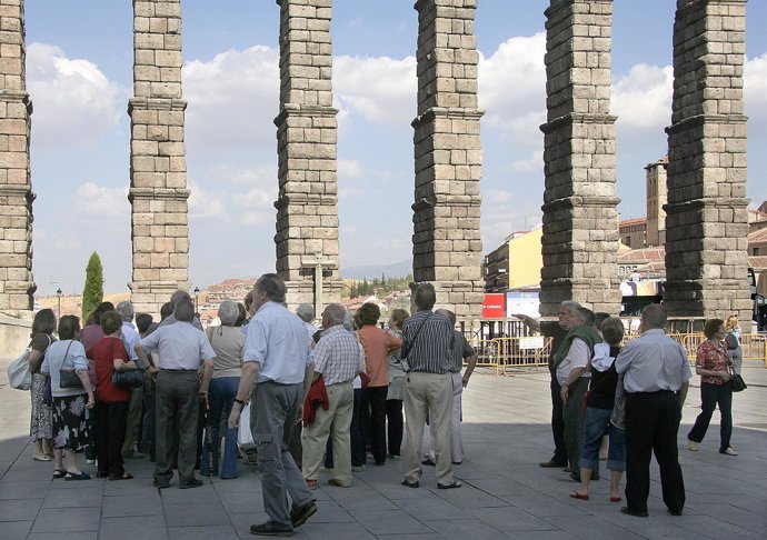 Turistas por las calles de Segovia