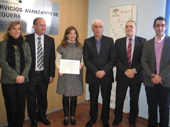 Luciano Alonso Entrega La Distinción Como Centro Comercial Abierto A Antequera