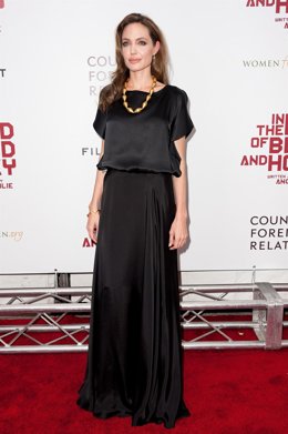 Posado De Angelina Jolie En La Premiére De Su Primera Película Como Directora