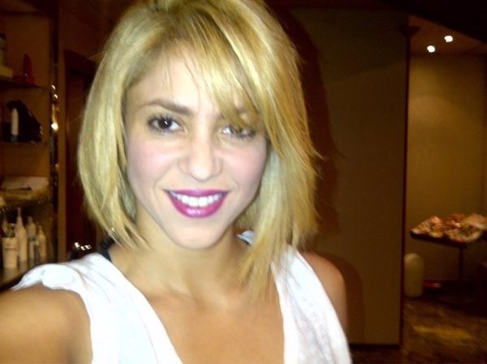 Shakira Enseñando Su Nuevo Corte De Pelo