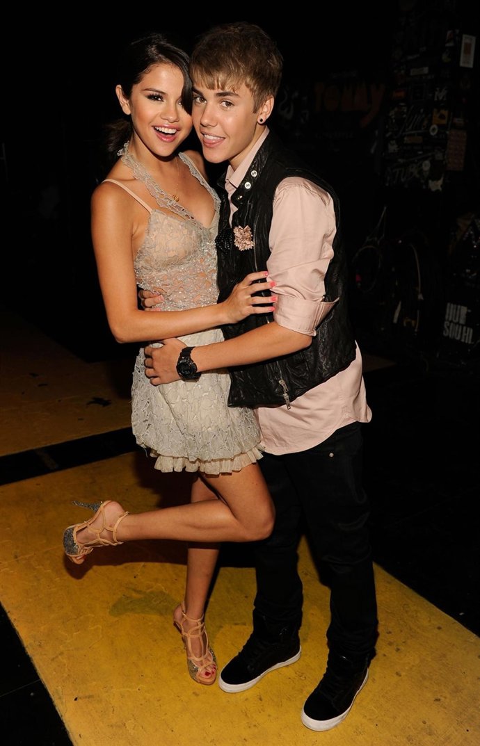 Justin Bieber Y Selena Gomez Posan Divertidos Y Muy Agarrados 